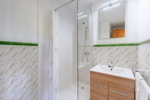 カニャメルにあるApartamento La Cabanya 1bのシャワーと洗面台付きのバスルーム