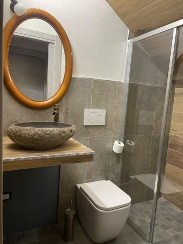 a bathroom with a sink and a toilet and a mirror at airport apartments piano superiore in San Maurizio Canavese