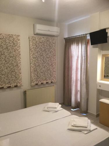 a room with a bed with two towels on it at IVAS Pelion in Agios Ioannis Pelio