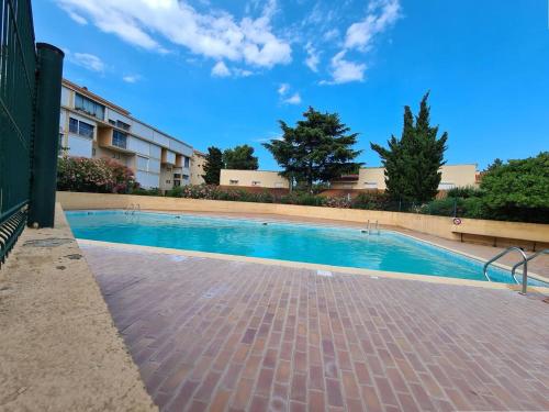 basen na dziedzińcu z budynkiem w obiekcie Studio cabine avec Jardin Privatif, Plage et Commerces à 300m - 4 Couchages, Argelès-sur-Mer - FR-1-388-214 w Argelès-sur-Mer