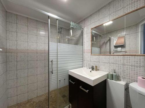 une salle de bain avec un lavabo et une douche en verre dans l'établissement Maison à Saint-Remèze avec Piscine, 8 Pers, Animaux Acceptés, Jardin 2000m² et Studio Indépendant - FR-1-382-201, à Saint-Remèze