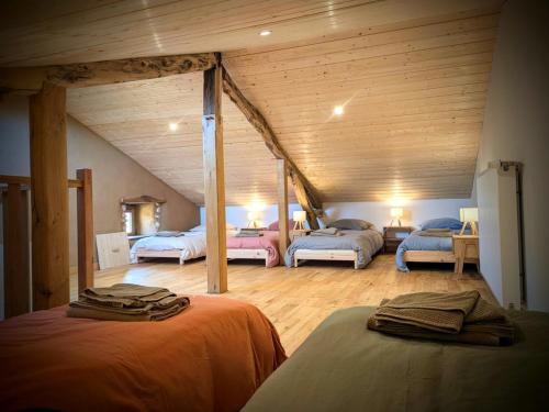 - une chambre mansardée avec 3 lits dans l'établissement Le Champ des Grenouilles - gîte écologique à la ferme, à Montjoie-en-Couserans