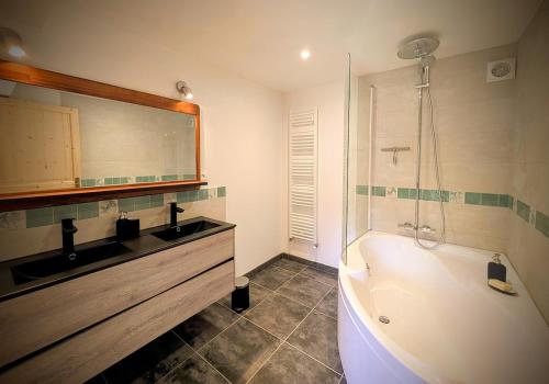 une salle de bain avec une baignoire, un lavabo et une douche dans l'établissement Le Champ des Grenouilles - gîte écologique à la ferme, à Montjoie-en-Couserans