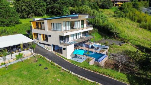 an aerial view of a house with a swimming pool at La Parada House in Heredia