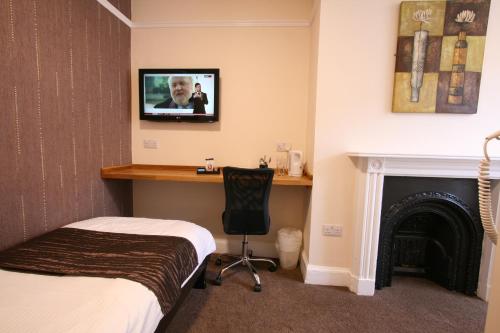 TV a/nebo společenská místnost v ubytování Central Hotel Cheltenham by Roomsbooked