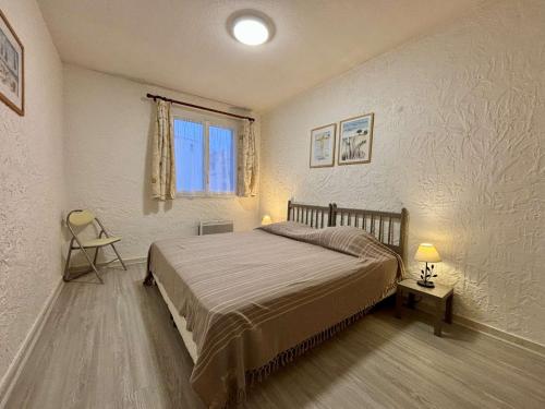 une chambre avec un grand lit et une fenêtre dans l'établissement Appartement 3 pièces, 6 pers., clim, terrasse, garage - Cavalaire - FR-1-226B-224, à Cavalaire-sur-Mer