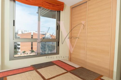 Habitación con ventana grande y puerta de madera. en LV Real Estate Maldivas III, en La Pineda