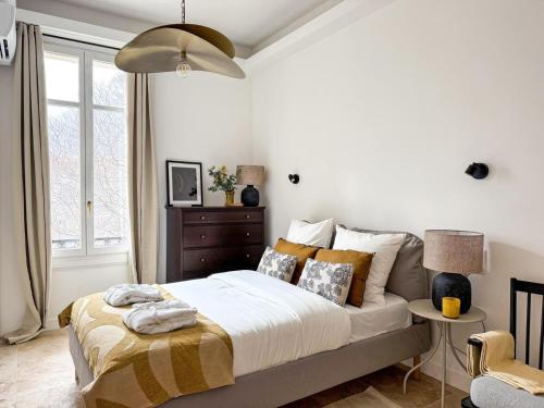 une chambre avec un grand lit et une chaise dans l'établissement Cannes centre - 10mn Palais, Croisette, Plage - CY, à Cannes