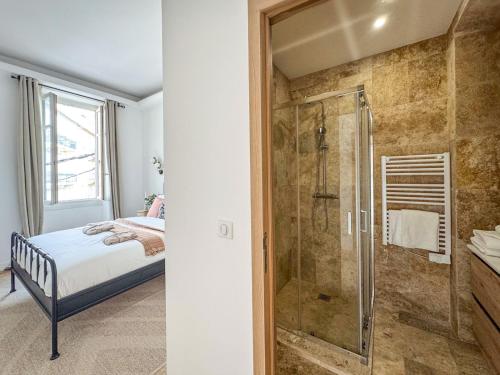 une salle de bain avec douche et une chambre avec un lit dans l'établissement Cannes centre - 10mn Palais, Croisette, Plage - CY, à Cannes