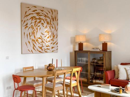 un salon avec une table et des chaises en bois dans l'établissement Cannes centre - 10mn Palais, Croisette, Plage - CY, à Cannes