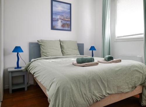 une chambre avec un lit avec deux serviettes dessus dans l'établissement Appartement pour 2-4 personnes piscine commune et parking privatif, à Les Sables-dʼOlonne