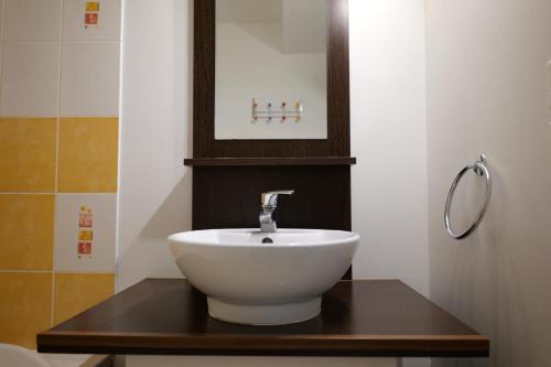 La salle de bains est pourvue d'un lavabo blanc sur un comptoir. dans l'établissement Appartement pour 2-4 personnes piscine commune et parking privatif, à Les Sables-dʼOlonne