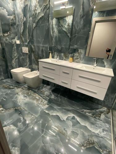 Ένα μπάνιο στο airport apartments camera orchidea