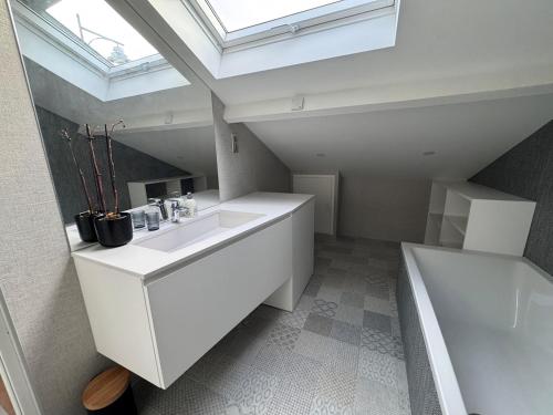 Photo de la galerie de l'établissement Maison Fair-Play 10 pers, jardin, parking, billard, à Maisons-Alfort