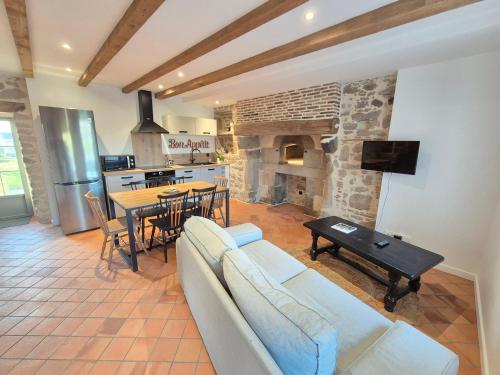 un salon avec un canapé et une table dans l'établissement Gîte Cosy & Nature - 4 Pers - proche Puy du Fou, à La Bruffière