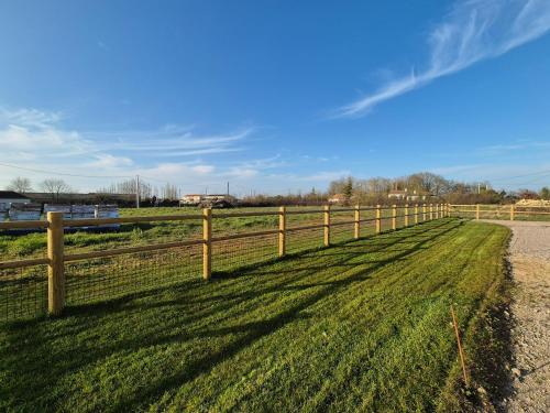 une clôture sur le côté d'un champ dans l'établissement Gîte Cosy & Nature - 4 Pers - proche Puy du Fou, à La Bruffière