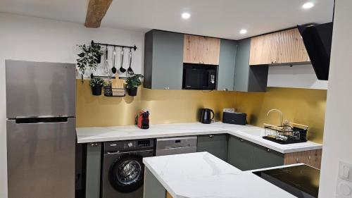 Il comprend une cuisine équipée d'un lave-vaisselle et d'un lave-linge. dans l'établissement Escapade au coeur des thermes et volacans, à Royat