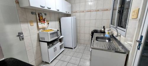 Dapur atau dapur kecil di Apartamento Centro de Rio Grande