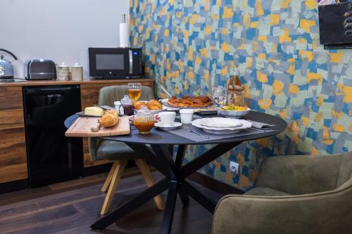 ein Tisch mit Essen und Getränken darauf in der Unterkunft Appartement cosy et chaleureux 6 personnes in La Baffe