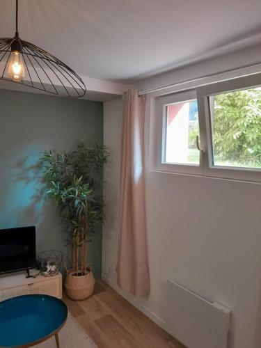 - un salon avec une fenêtre et une table dans l'établissement Le coucou, studio tout équipé proche gare, à Saint-Brieuc