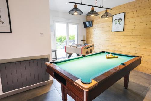 - un billard dans une chambre dotée de murs en bois dans l'établissement Chalet LES BICHES LUCY, à Gérardmer