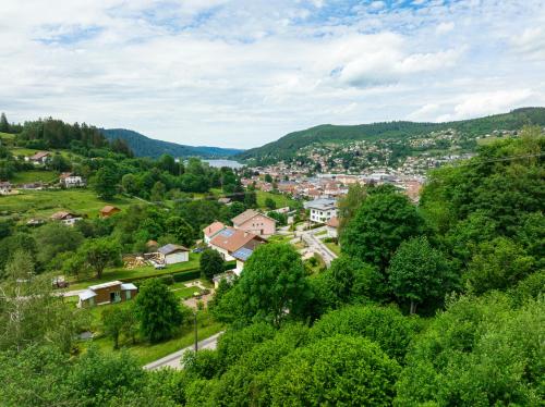 - une vue sur une ville depuis une colline dans l'établissement Chalet LES BICHES LUCY, à Gérardmer