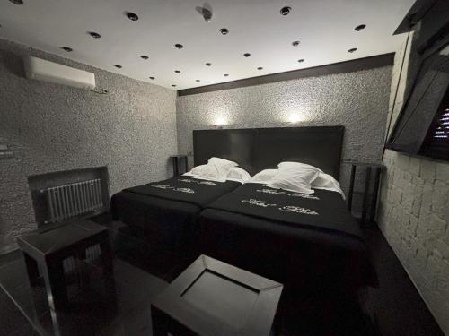 a small room with two beds in a room at Hotel Plata in Ibi