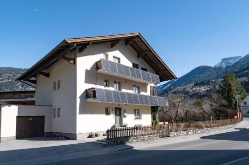 アパートメントから撮影された、または一般的な山の景色
