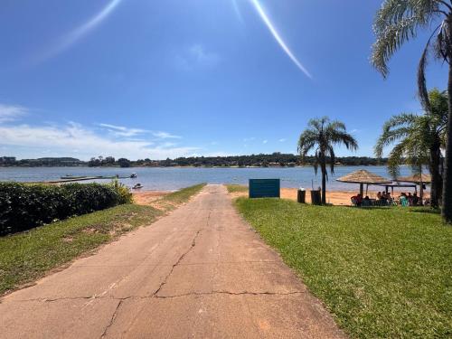 a dirt road next to a beach with palm trees at Riviera Santa Cristina l in Arandu