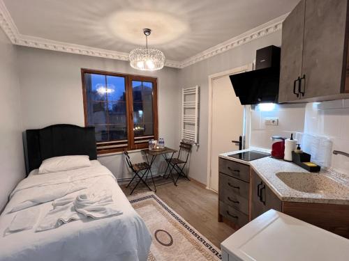 Una pequeña cocina con una cama en una habitación. en Ocean Hagia Sophia Apart Hotel, en Estambul