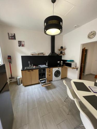 Il comprend un salon avec une cuisine équipée d'une table et d'un four micro-ondes. dans l'établissement Chez Sonou , Nîmes centre, à Nîmes