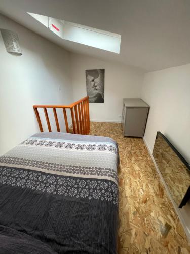 une chambre avec un lit et une commode dans l'établissement Chez Sonou , Nîmes centre, à Nîmes