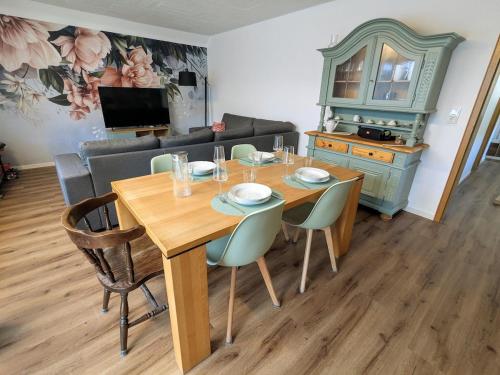 a dining room with a wooden table and chairs at Casita im Tal - Entspannung mit Terrasse, Garten und Garage in Weilburg