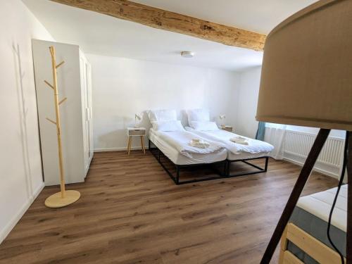 a living room with a couch and wooden floors at Casita im Tal - Entspannung mit Terrasse, Garten und Garage in Weilburg