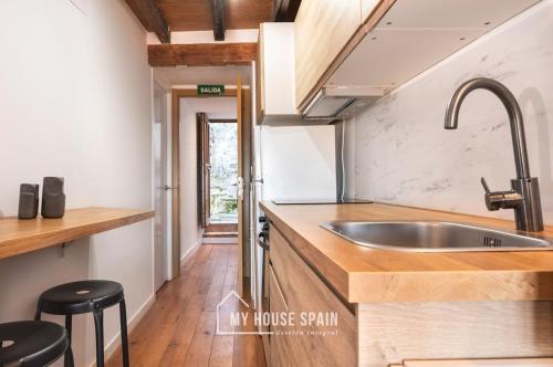 una cocina con fregadero y encimera en MyHouseSpain - Apartamentos Cudillero, en Cudillero