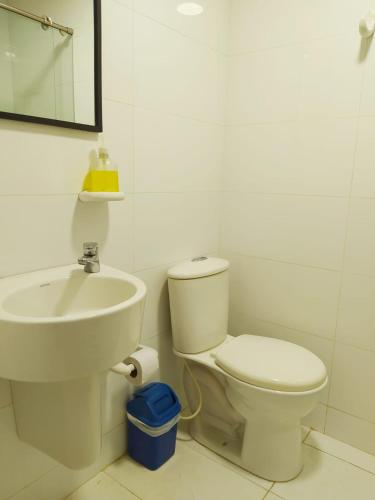 a white bathroom with a toilet and a sink at Apto Centro Ciudad Amurallada - Centro Historico - Q in Cartagena de Indias