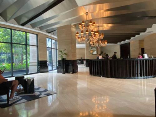 a lobby with a chandelier and a bar at Spacious 1BR APT near Nightlife and Business Center in Makati in Manila