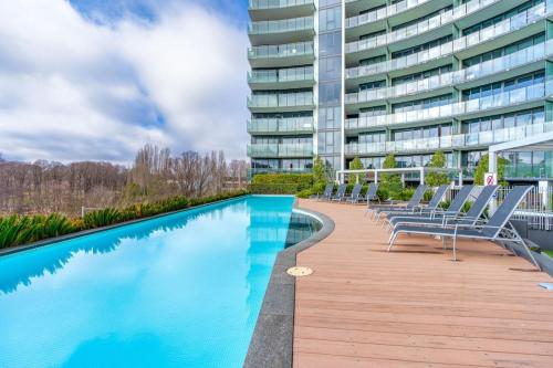 Πισίνα στο ή κοντά στο Fabulous 2BR 2BA Apartment in the Central District - Hosted by Canstay