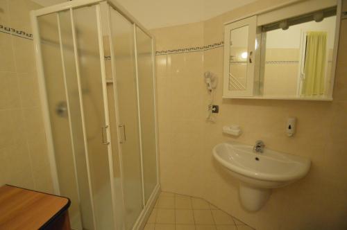 Salle de bains dans l'établissement Albergo Villa Ada