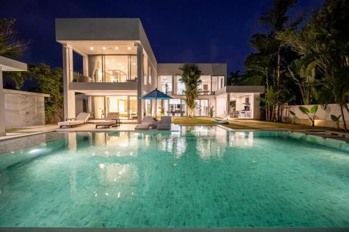 Bazén v ubytování Lumière Villas Phuket - Golfside Retreat in Laguna nebo v jeho okolí