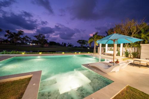 Bazén v ubytování Lumière Villas Phuket - Golfside Retreat in Laguna nebo v jeho okolí