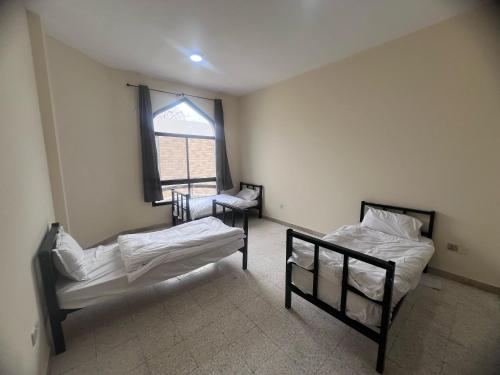 Postel nebo postele na pokoji v ubytování Al Ain Host