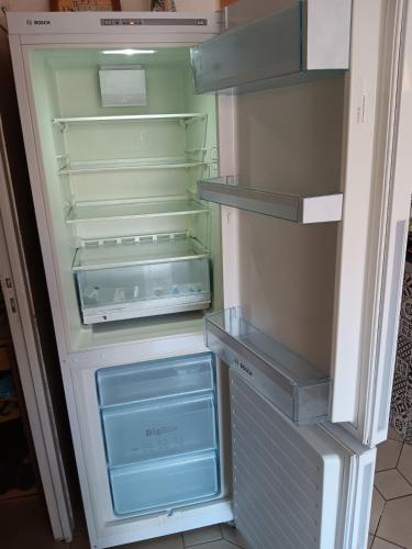 - un réfrigérateur vide avec une porte ouverte dans l'établissement Casa de la Playa,Mer 100m, parking,animaux,clim,wifi, au Barcarès