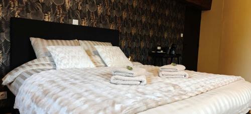 Ein Bett oder Betten in einem Zimmer der Unterkunft À l'aise