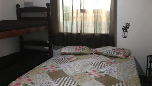 Kitnet São Pedro Aldeia 10 min Ilha Boi Lagoa Araruamaにあるベッド