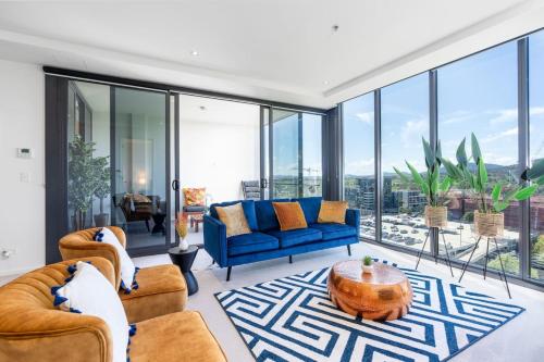 Χώρος καθιστικού στο Fabulous 2BR 2BA Apartment in the Central District - Hosted by Canstay