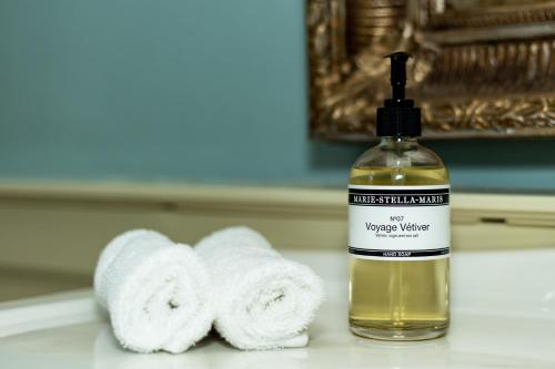 a bottle of towels sitting next to a soap dispenser at Landgoed Loenen B&B in Slijk-Ewijk