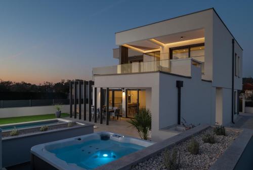 Πισίνα στο ή κοντά στο Villa Zenith with private pool and jacuzzi