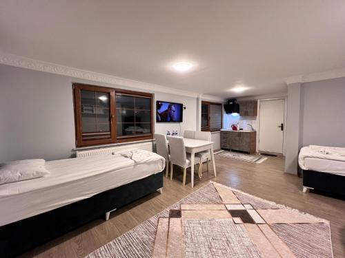 Un dormitorio con dos camas y una mesa y un escritorio. en Ocean Hagia Sophia Apart Hotel, en Estambul