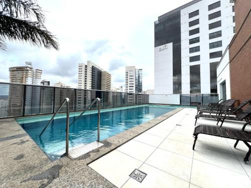una piscina sul tetto di un edificio di #501B# Aconchegante apto 1Q- Jd Goiás a Goiânia